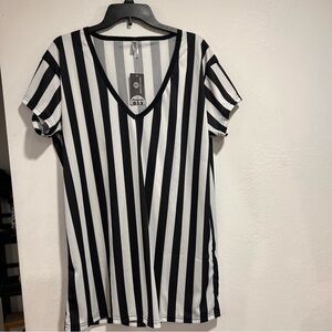 Mato & Hash Women's V-Neck Referee Shirt. SIZE XL
